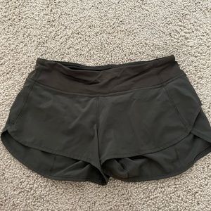 Lululemon speed short - 4-way stretch (2.5”) gently worn, excellent condition